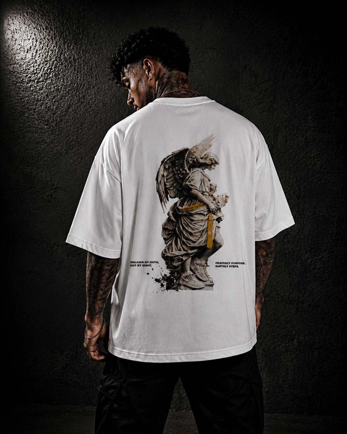 Camiseta oversized branca KAIRO GUIDED com estampa de anjo nas costas.