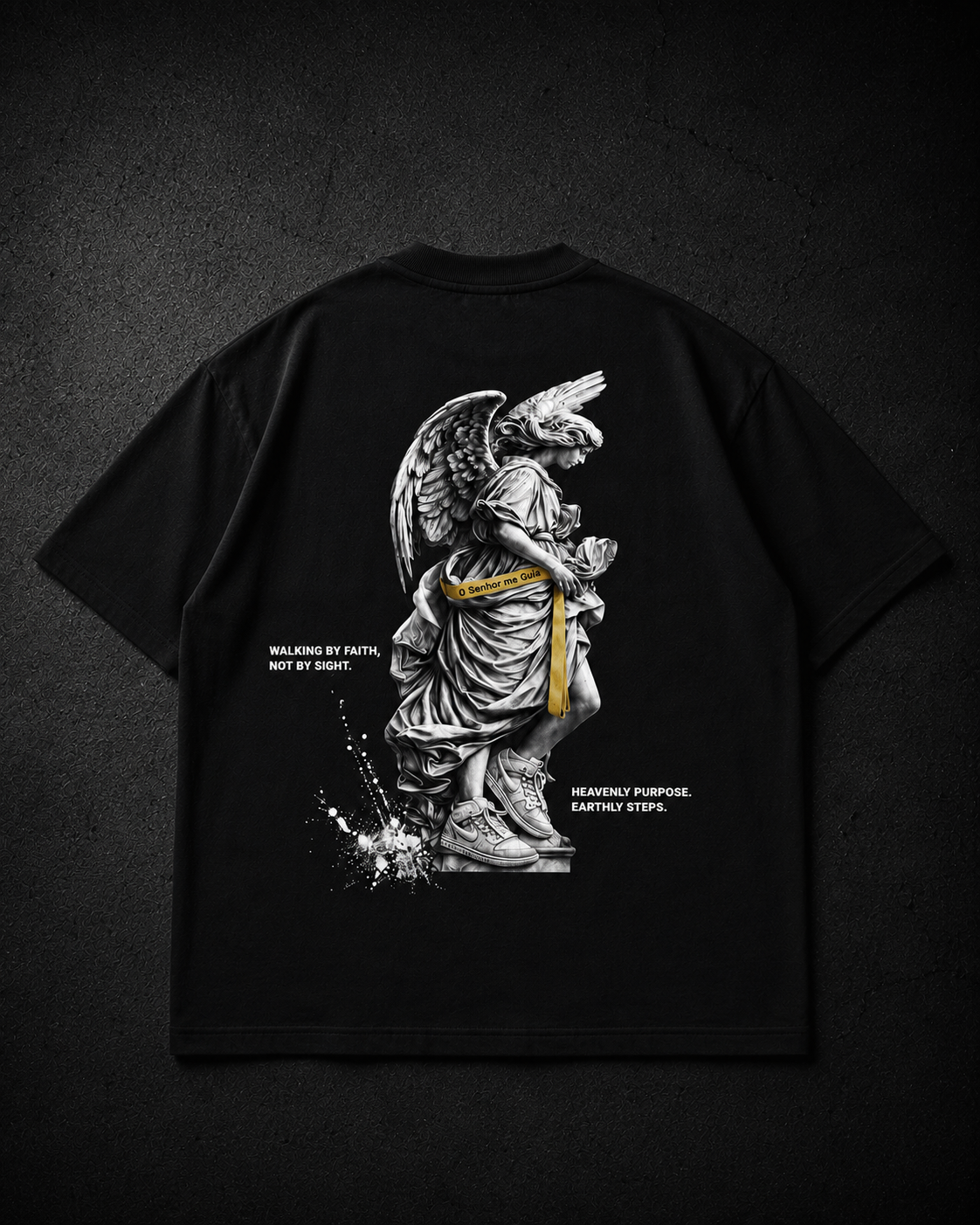 Versão preta da camiseta KAIRO GUIDED com estampa de anjo nas costas.