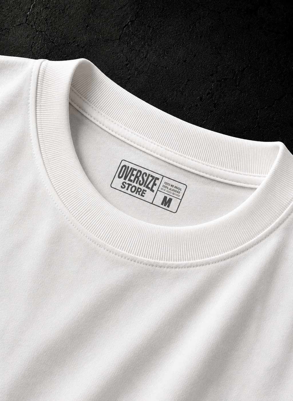 Detalhe da gola e acabamento da camiseta oversized KAIRO GUIDED.