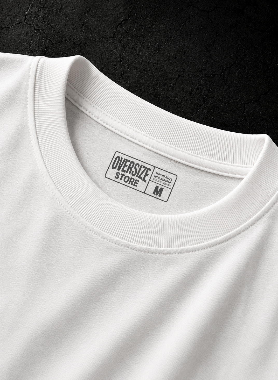 Detalhe da gola e acabamento da camiseta oversized KAIRO GUIDED.