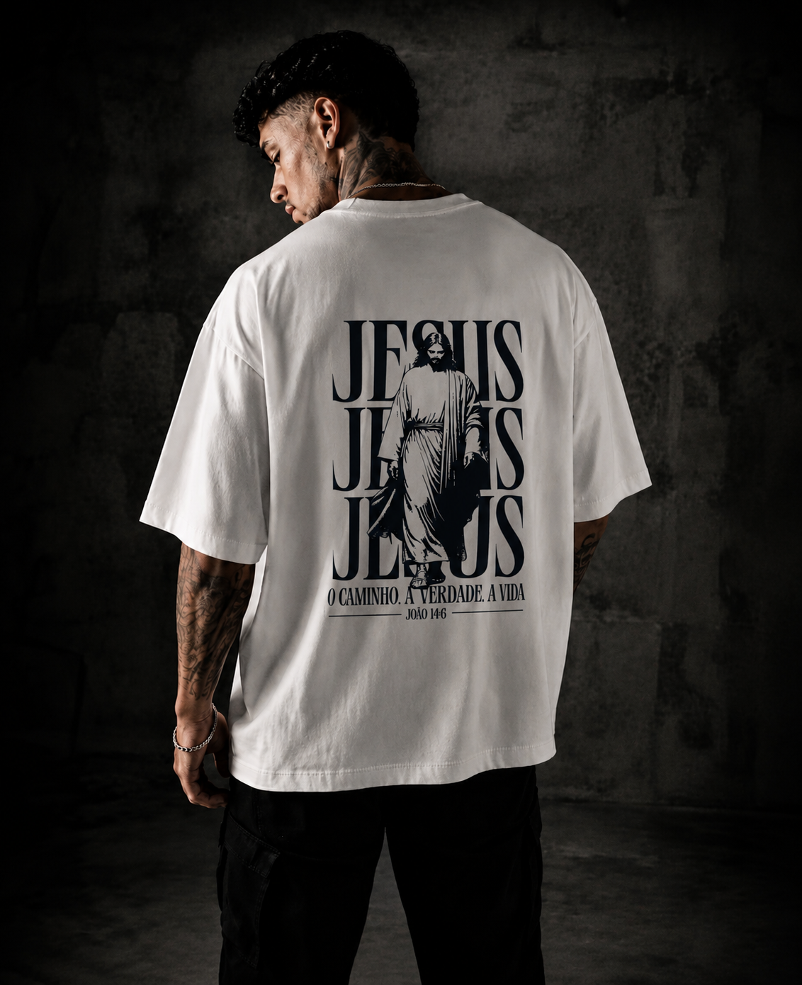 Camiseta oversized branca cristã com estampa Jesus nas costas
