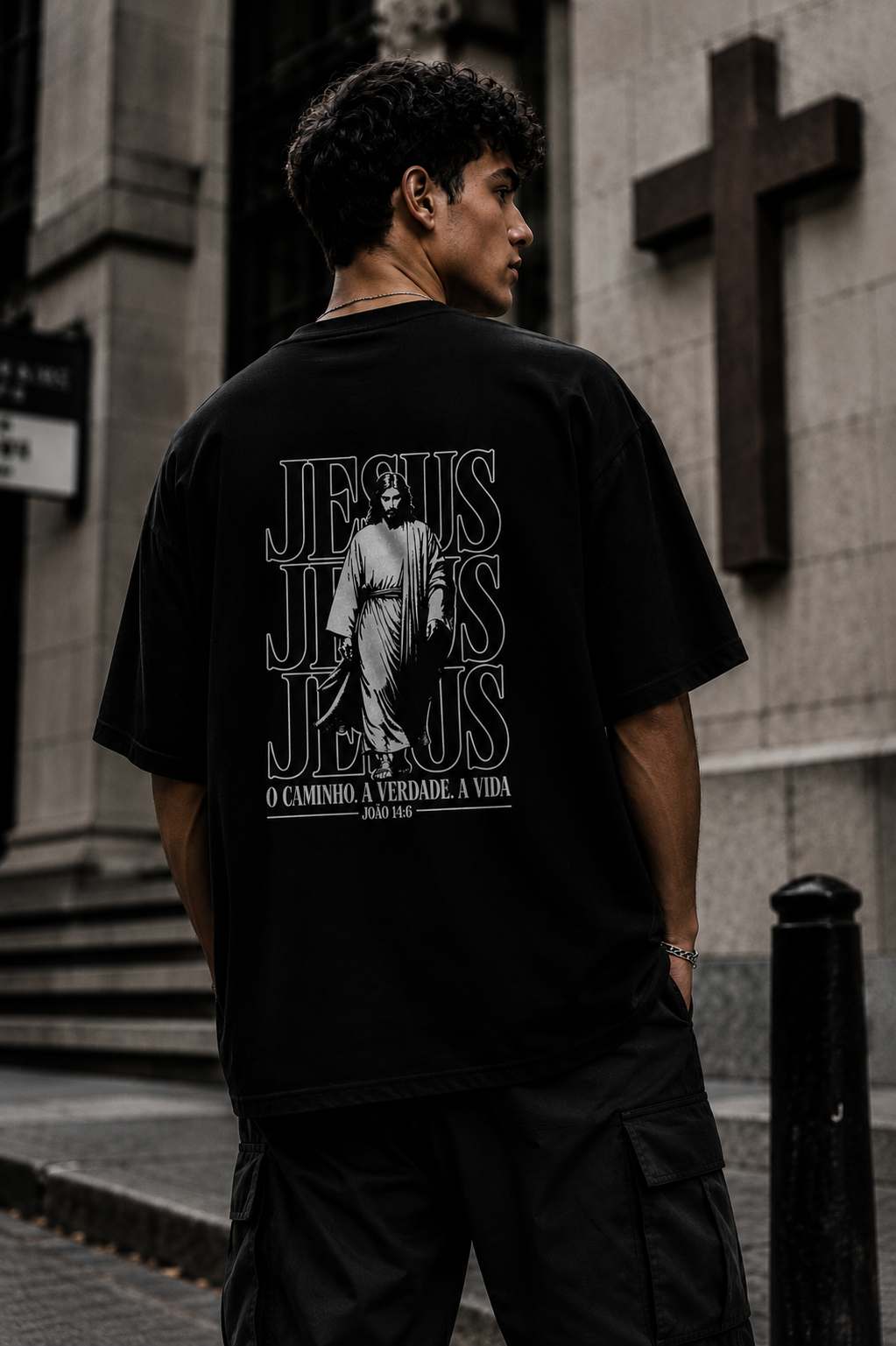 Camiseta oversized preta cristã com estampa Jesus nas costas